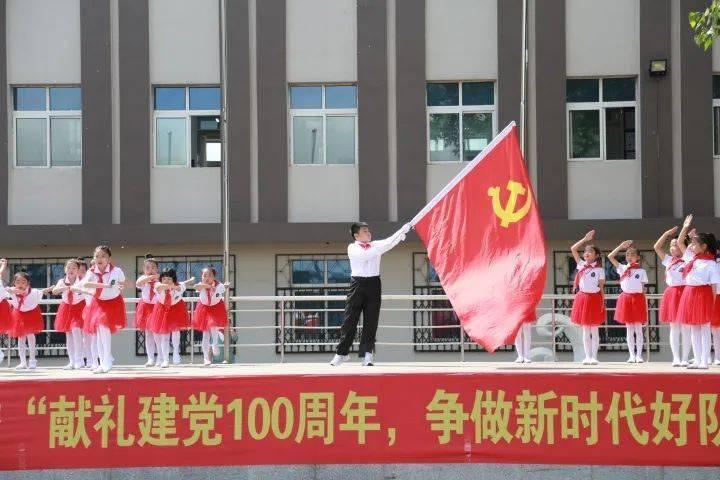 救援矮小的女孩